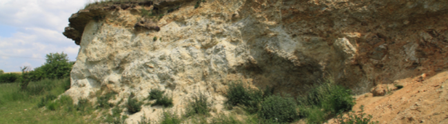 Zertrümmerte, kristalline Impaktgesteine Wengenhausen im Meteoritenkrater Nördlinger Ries in Schwaben, mehr unter nachfolgendem Link.