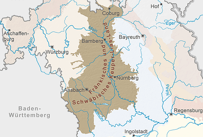 Kartenausschnitt: Lage des Keuper-Lias-Lands in Bayern, das sich von Coburg über Bamberg, Nürnberg, bis südlich von Ansbach erstreckt.