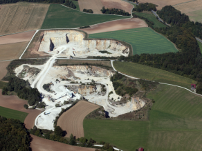Luftbild: Steinbruch für hellen Mergelstein des Weißjura umgeben von landwirtschaftlich genutzten Flächen