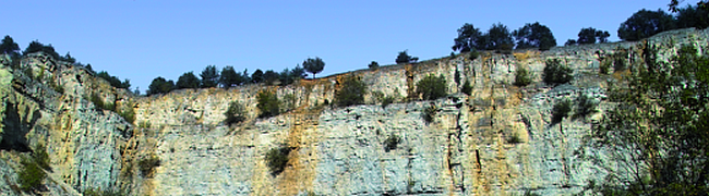 Hunderte Malmschichten (Weißjura) am Arzberg in einem etwa 70 Meter tiefen Steinbruch in Oberbayern (Geotop Nr. 51). Mehr erfahren Sie unten über den Link 'Malmschichten am Arzberg'.