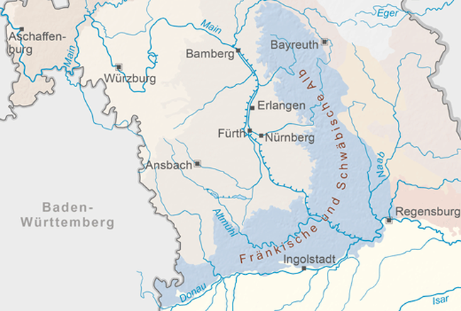Lage der Fränkisch-Schwäbische Alb, die sich an Bayreuth, Regensburg, Ingolstadt vorbei, in Richtung Baden-Württemberg erstreckt.