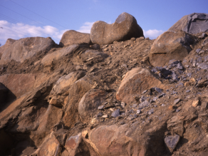 Felsen mit wollsackartigen, rundlichen Verwitterungsformen bei Marktredwitz im Fichtelgebirge.