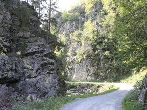Steinachklamm mit steilen Wänden aus weißem bis grünlichgraunem Quarzkeratophyr im Frankenwald.