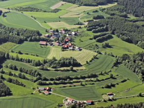 Luftbild: Rodungsinsel Oberehesberg mit terrassierten, durch Hecken getrennten, landwirtschaftlich genutzten Flächen.