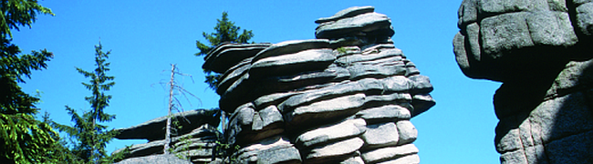 Drei-Brüder-Felsen aus Granit mit horizontalen, durch Verwitterung entstandenen Klüften in Oberfranken (Geotop Nr. 54). Mehr erfahren Sie unten über den Link 'Drei-Brüder-Felsen'.