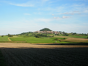 Kegelförmiger Berg mit den Gebäuden der Ortschaft Parkstein an seinen Hängen.
