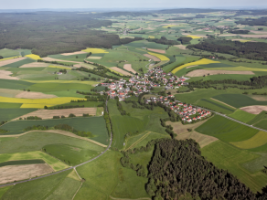 Luftbild: Rodungsinsel Wondreb mit großen, landwirtschaftlich genutzten Flächen.
