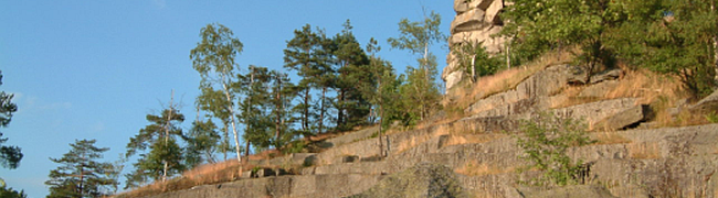 Felsen des aufgelassenen Steinbruchs für Granit.