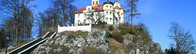 Kirche auf dem Kreuzberg aus Pegmatit in Pleystein in der Oberpfalz (Geotop Nr. 36). Mehr erfahren Sie unten über den Link 'Kreuzberg in Pleystein'.