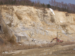 Steinbruch mit einer rund 20 Meter hohen Abbauwand.