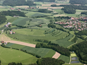 Luftbild: Terrassen, Teiche und Hecken im Vorderen Bayerischen Wald.