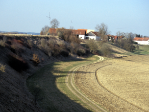 Kante der bebauten Schotterterrasse im nördlichen, landwirtschaftlich genutzten Isartal bei Moosburg.