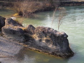 Vom Wasser herauspräparierte und umspülte Gesteinsrippe der Unteren Süßwasser- und Meeresmolasse im Lech.