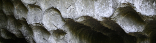 Runde Bearbeitungsspuren an den Felswänden des Steinbruchs. Mehr erfahren Sie unten über den Link 'Mühlsteinbruch Hinterhör'.