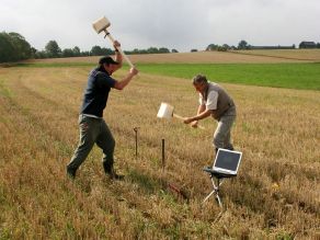 Zwei Mitarbeiter des Landeamtes für Umwelt schlagen den 1m-langen Pürckhauer-Bohrstock in den Boden