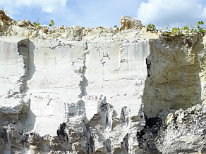 Bodenprofil in einer Kaolin-Abbaugrube bei Skalna/Tschechien. Die obere Hälfte des Profils (ca. 2-3 m) ist fast kreideweiß und bildet die im Abbau befindliche Kaolin-Schicht. Darunter befindet sich ein schwarzer, humusreicher Horizont (ca. 1-2 m) der nach unten hin in einen grauen Horizont (ca. 1-2 m) übergeht.