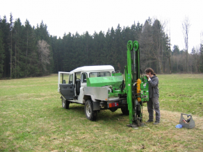 Bodenkundliche Landesaufnahme: Mitarbeiter bedient einen Bohrwagen für Rammkernbohrungen.