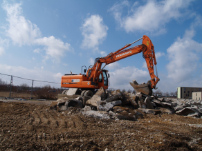 Bagger beim Abriss von Betonplatten bei der Altlastensanierung.