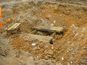 Altes Holzschwellenfundament eines zurückgebauten Stommastens