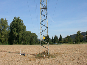 Strommast auf einem Acker