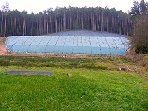 Schießanlage Weismain in Schussrichtung. Der Hangbereich, auf dem die Schrote und Wurfscheiben(reste) niedergehen, ist mit einem Geotextil (Kunststoffnetz) ausgelegt, das in regelmäßigen Abständen gesäubert werden kann.