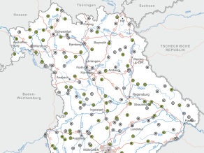 Bayernkarte mit den markierten Standorten von Wurfscheibenschießanlagen (in Betrieb oder stillgelegt).