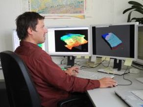 Ein Geologe erstellt ein 3D-Modell am PC