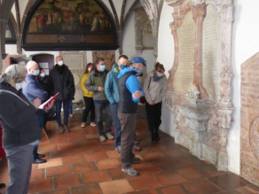 Besuchergruppe im Kreuzgang.