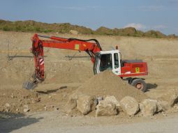 Ein Bagger auf einer Baustelle