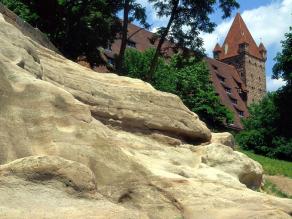 Sandsteinfelsen mit Nürnberger Kaiserburg im Hintergrund