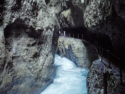 Entlang der Partnach verläuft der Weg im Fels durch die Klamm