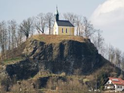 Kirche auf Basaltfelsen