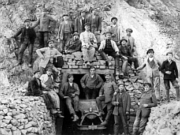 Arbeiter des Bergwerk Wilhelmine. Aufnahme aus dem Jahr 1920