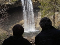 Zwei Personen vor dem Wasserfall