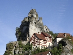 Die Felsburg Tüchersfeld (Schroffe Felsformation neben dem Ort Tüchersfeld)