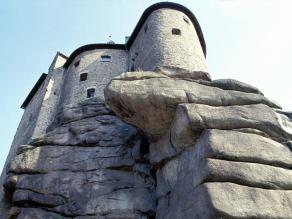 Felsen des Burgbergs mit der Burg