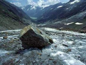 Beispiel für einen Findling (großer ortsfremder Felsblock) im Gebirge