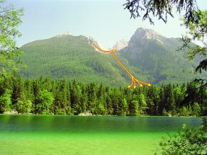 Blick auf das Felssturzgebiet zwischen Schärtenspitze und Steinberg. Die Richtung, in die das Felsmaterial abstürzte ist mit Pfeilen angedeutet