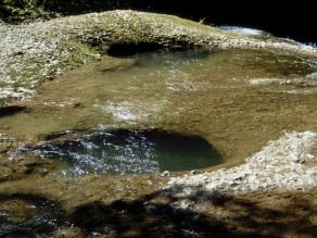 Gumpen, die durch das Wasser ausgespült wurden