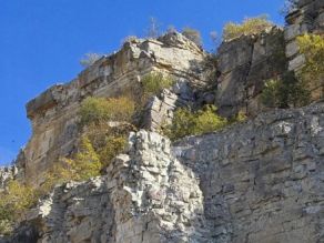 Felswand im Steinbruch