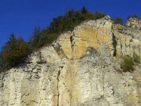 Felswand im Steinbruch