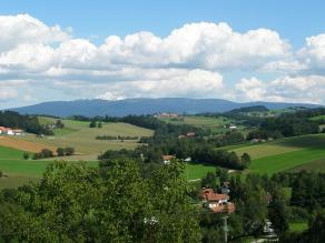 Der Dreisessel im Hintergrund