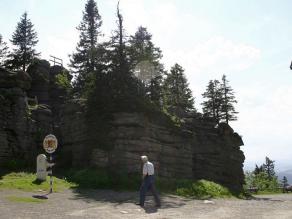 Die Gipfelfelsen des Dreisessels mit tschechischem Grenzstein