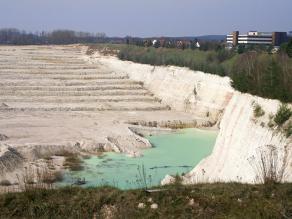 Schichten des Kaolin-Tagebaus