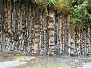 Die Schichtungen des Flysch-Zonen-Gesteins am Röthenbach, hier senkrecht stehend