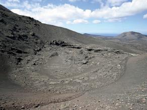 Erkalteter Lavasee im Krater La Cazoleta (Insel Lanzarote)