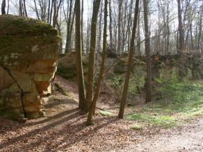 Ein Felsen im Steinbruch