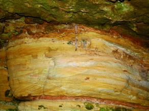 Rot, gelblich und weiß gestreifter Sandstein