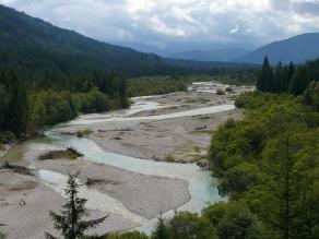 Fluss und Kiesbänke