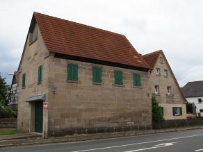 Gebäude aus rötlichem Burgsandstein